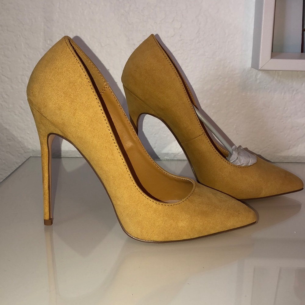 Brand new yellow pump heels